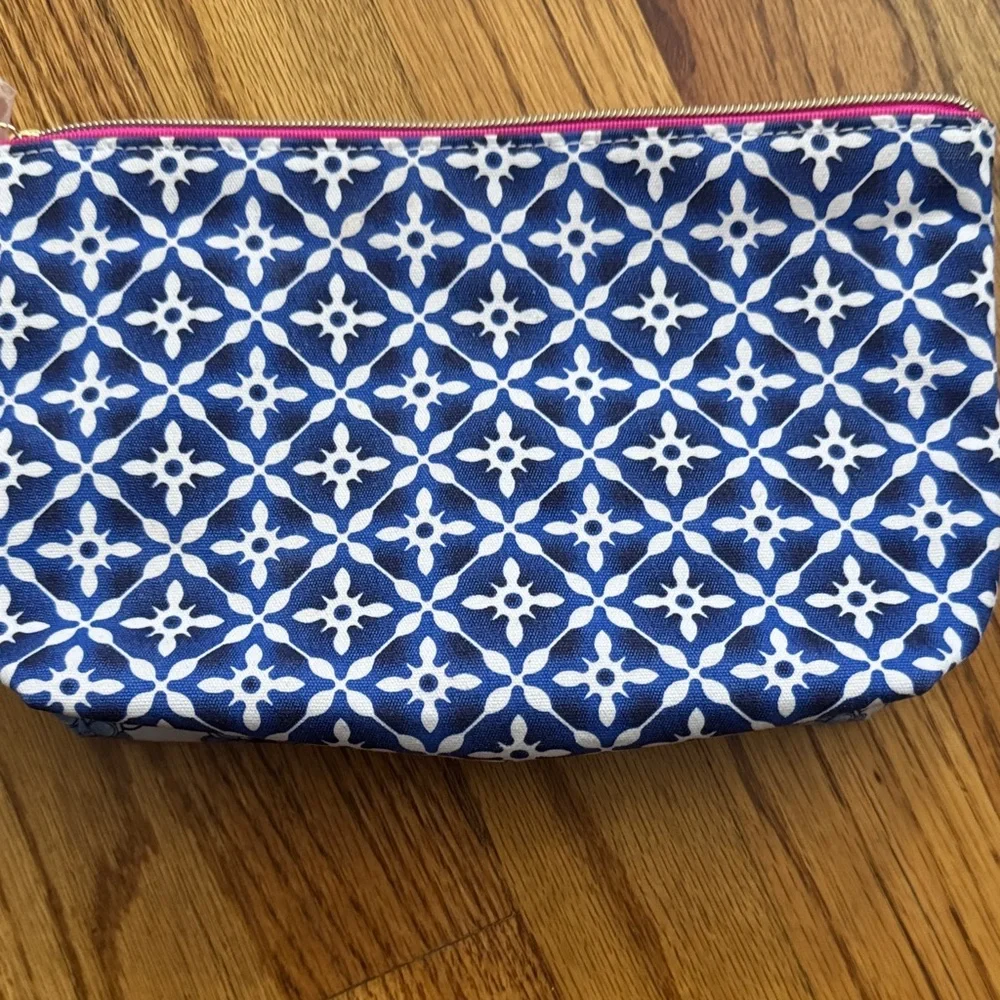 Estee Lauder bag and mini Makeup items